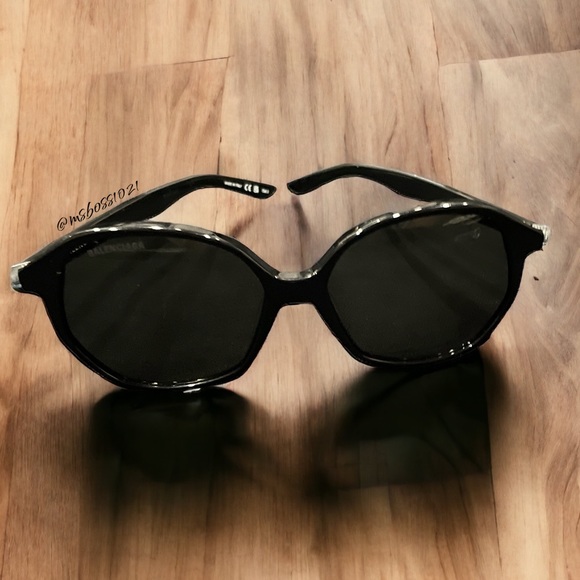 Balenciaga Black W/White/Gray Sunglasses BRAND NEW NEVER WORN - Picture 1 of 4